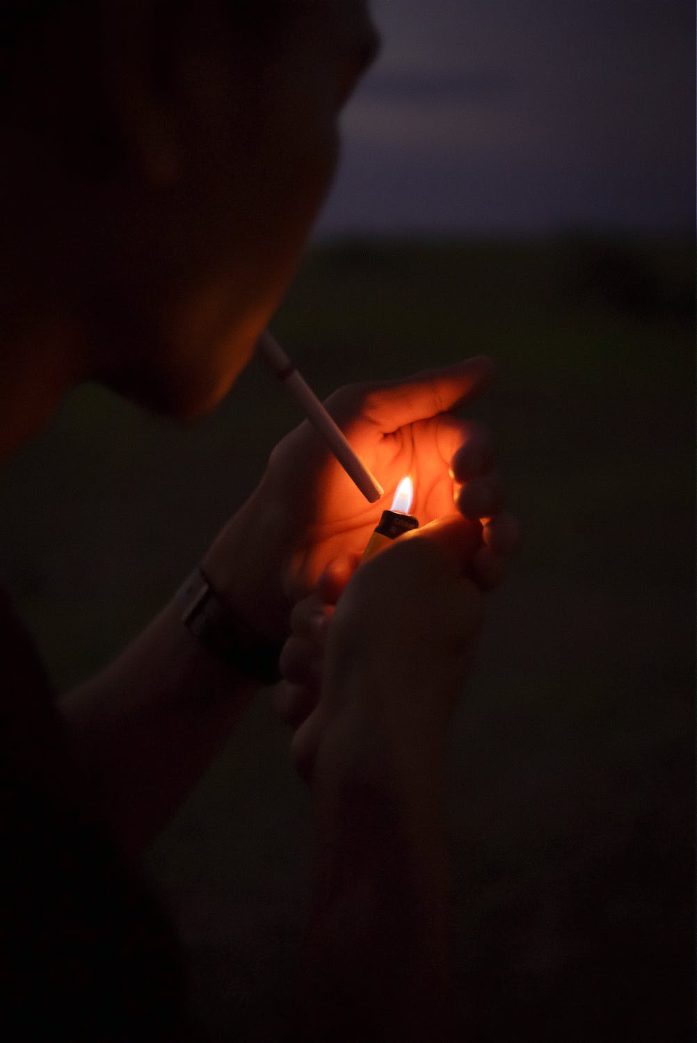 Ndezja e cigares në mbrëmje